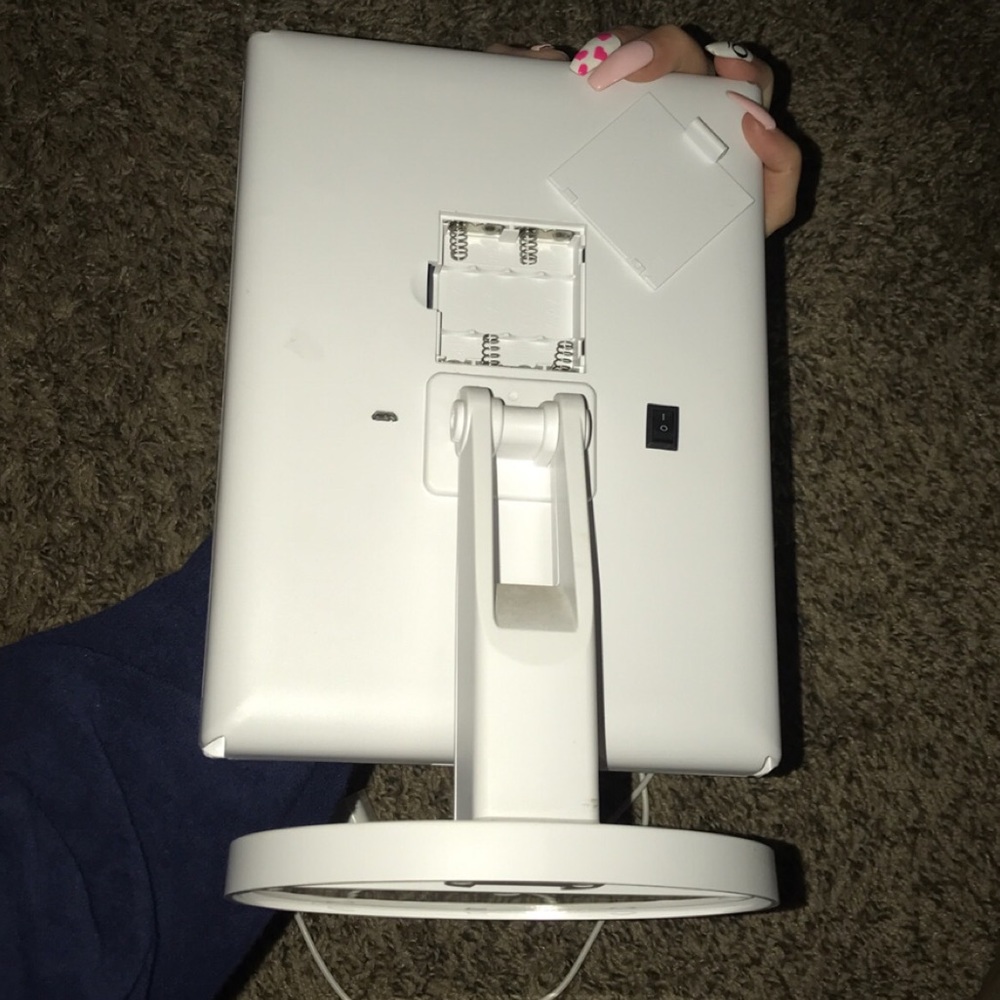 (SOLD‼️) TOUCH TRIFOLD DIMMABLE LED MAKEUP MIRROR - Picture 7 of 8